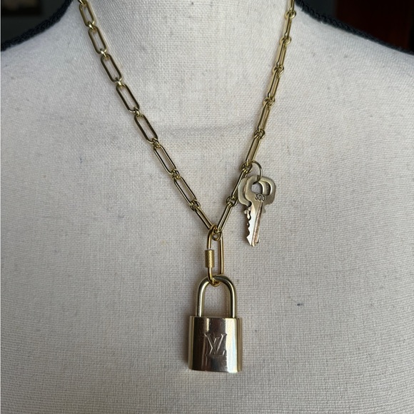 Louis Vuitton Lock Set Necklace Gold - Picture 1 of 4
